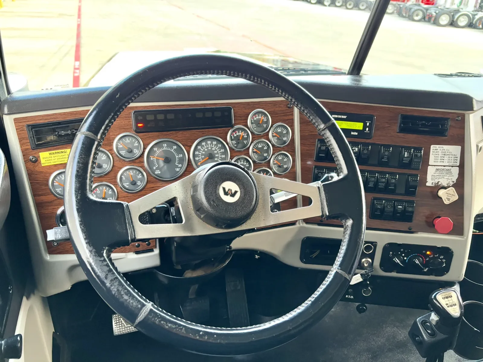 2013 Western Star 4900 in Hutchins, TX — photo 16
