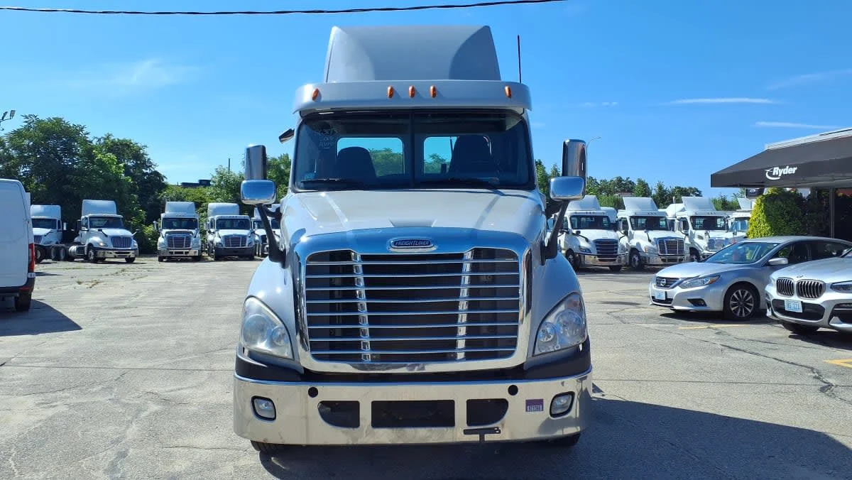 2019 Freightliner Cascadia in Warwick, RI — photo 2