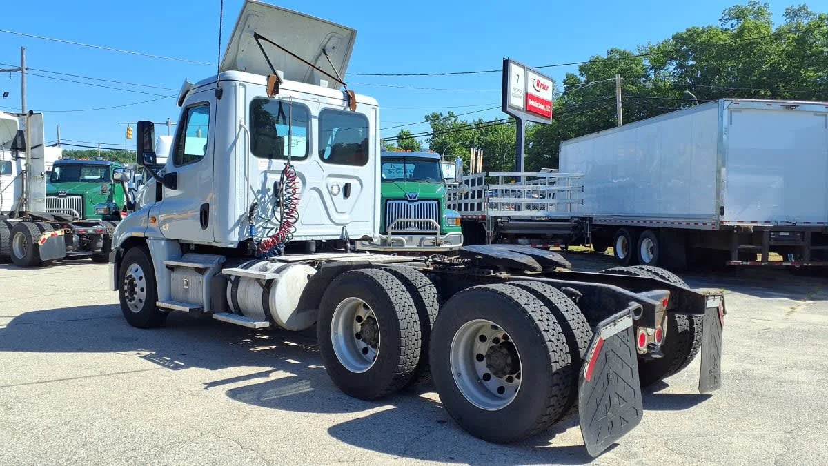 2019 Freightliner Cascadia in Warwick, RI — photo 6
