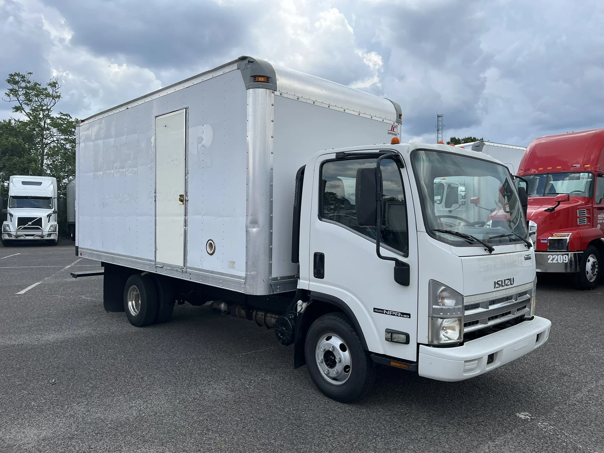 2009 Isuzu NPR - image 3