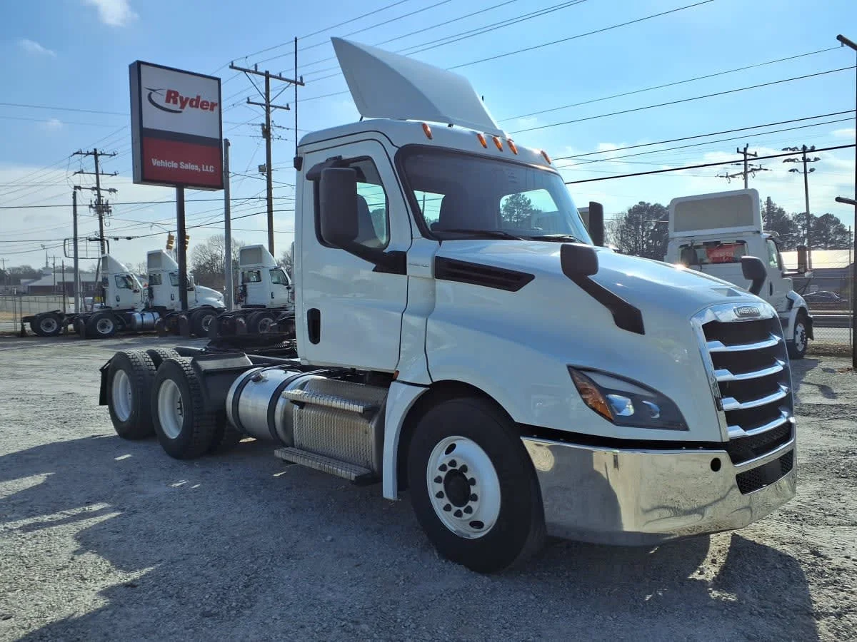 2020 Freightliner Cascadia in Greenville, SC — photo 3