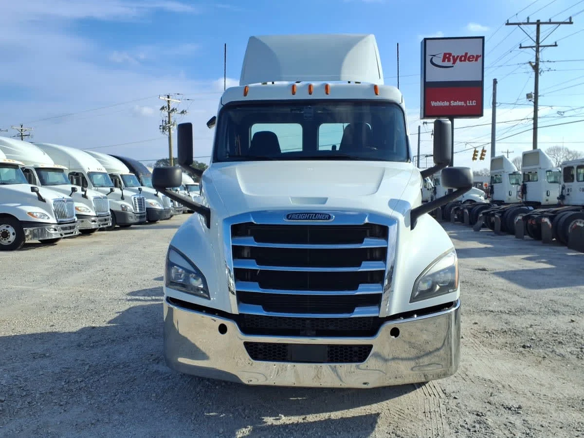 2020 Freightliner Cascadia in Greenville, SC — photo 2