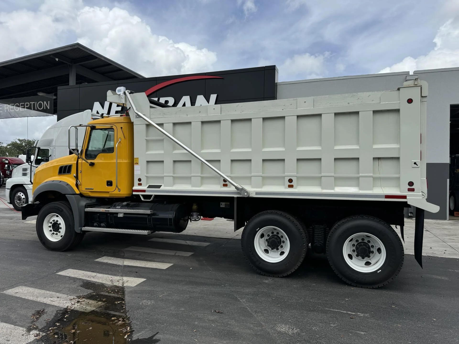 2023 Mack Granite - image 4