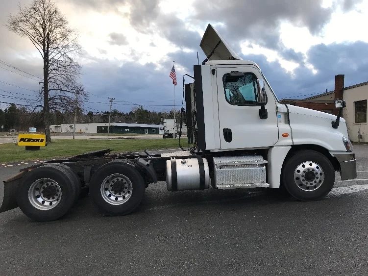 2020 Freightliner Cascadia - image 8