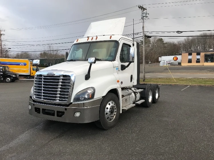 2020 Freightliner Cascadia - image 3