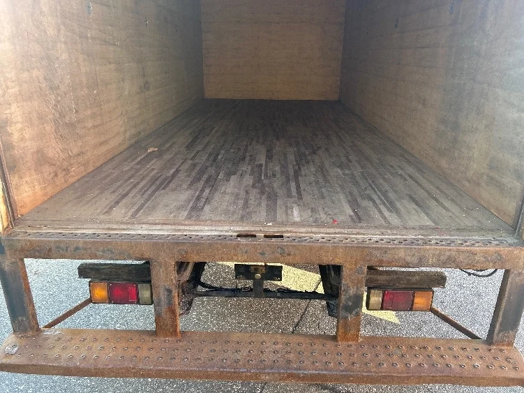 2018 Isuzu NPR - image 10