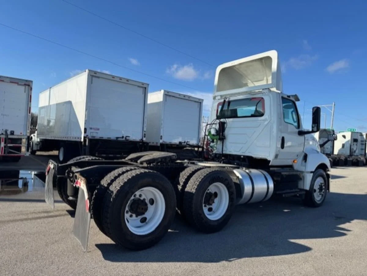 2019 International LT - image 6