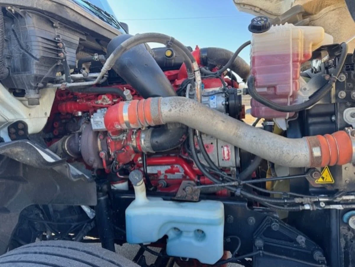 2019 International LT - image 8