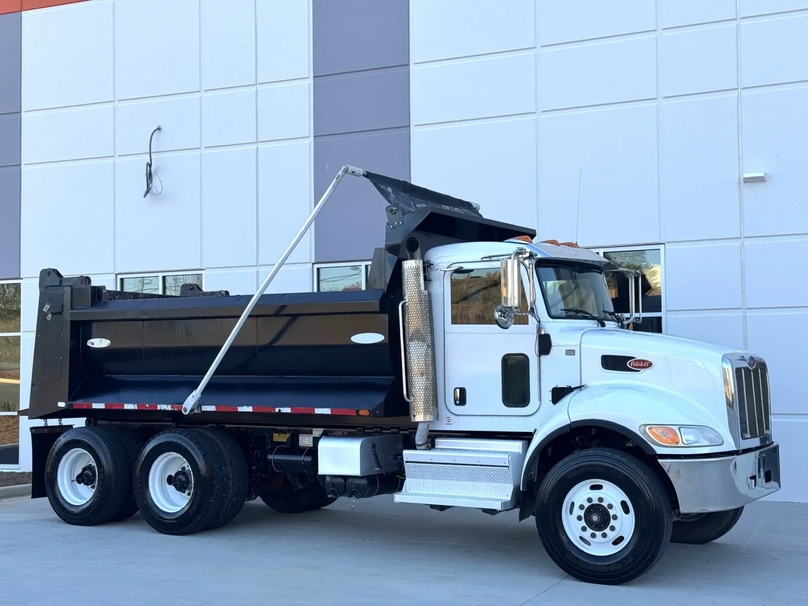 2018 Peterbilt 348 in Greer, SC — photo 2