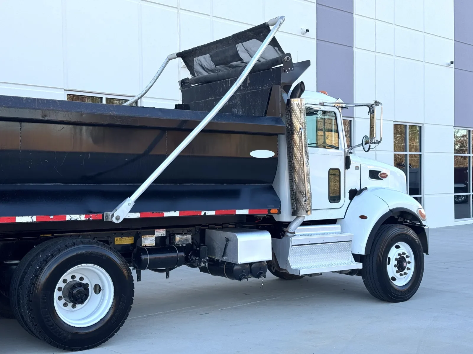 2018 Peterbilt 348 - image 8