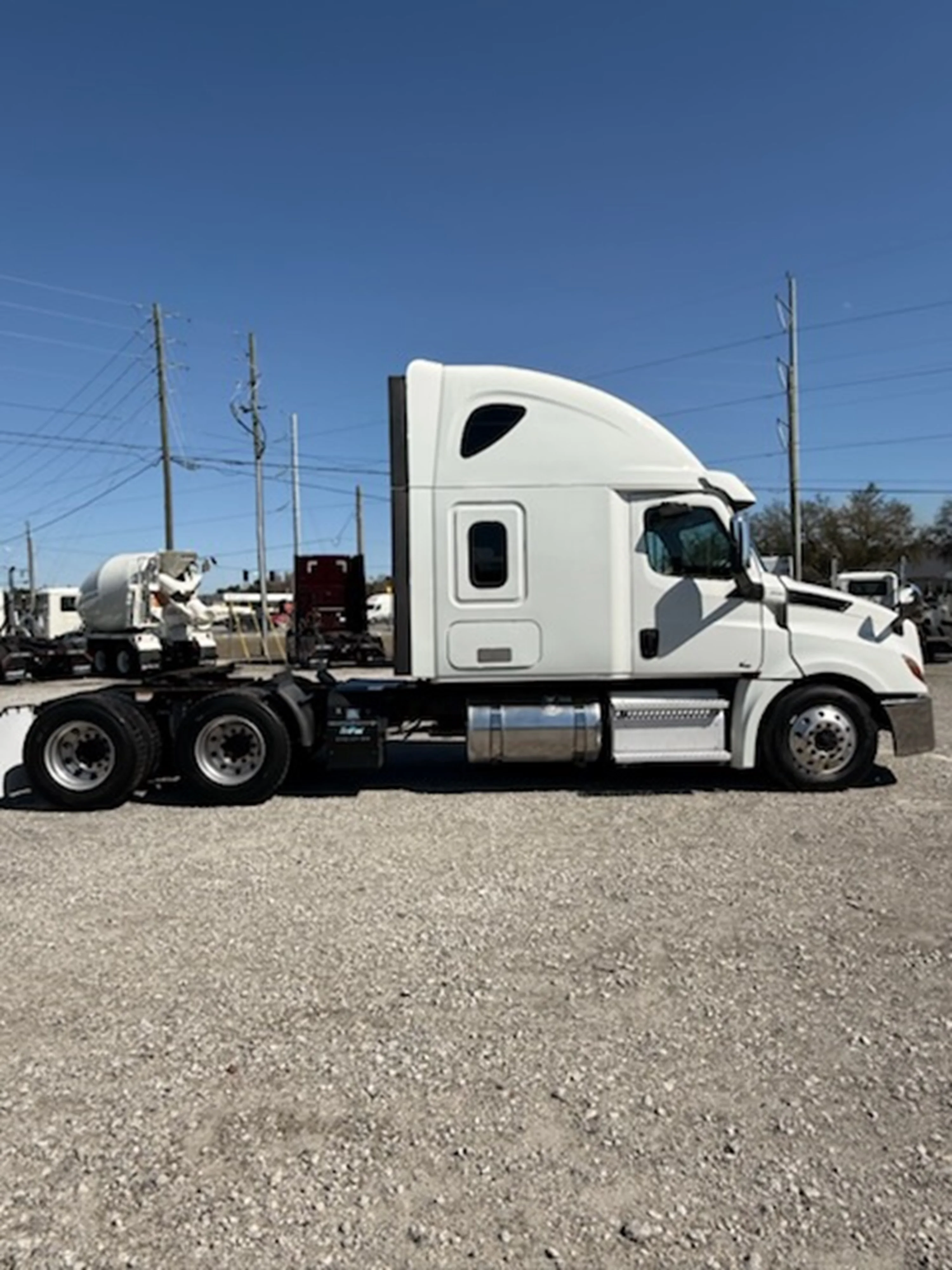 2020 Freightliner Cascadia - image 3