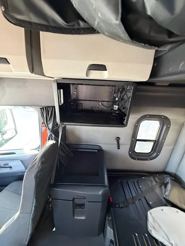 2020 Freightliner Cascadia - image 9