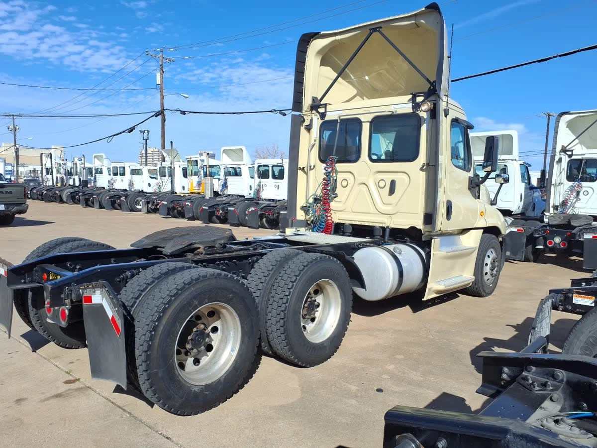 2019 Freightliner Cascadia in Dallas, TX — photo 4