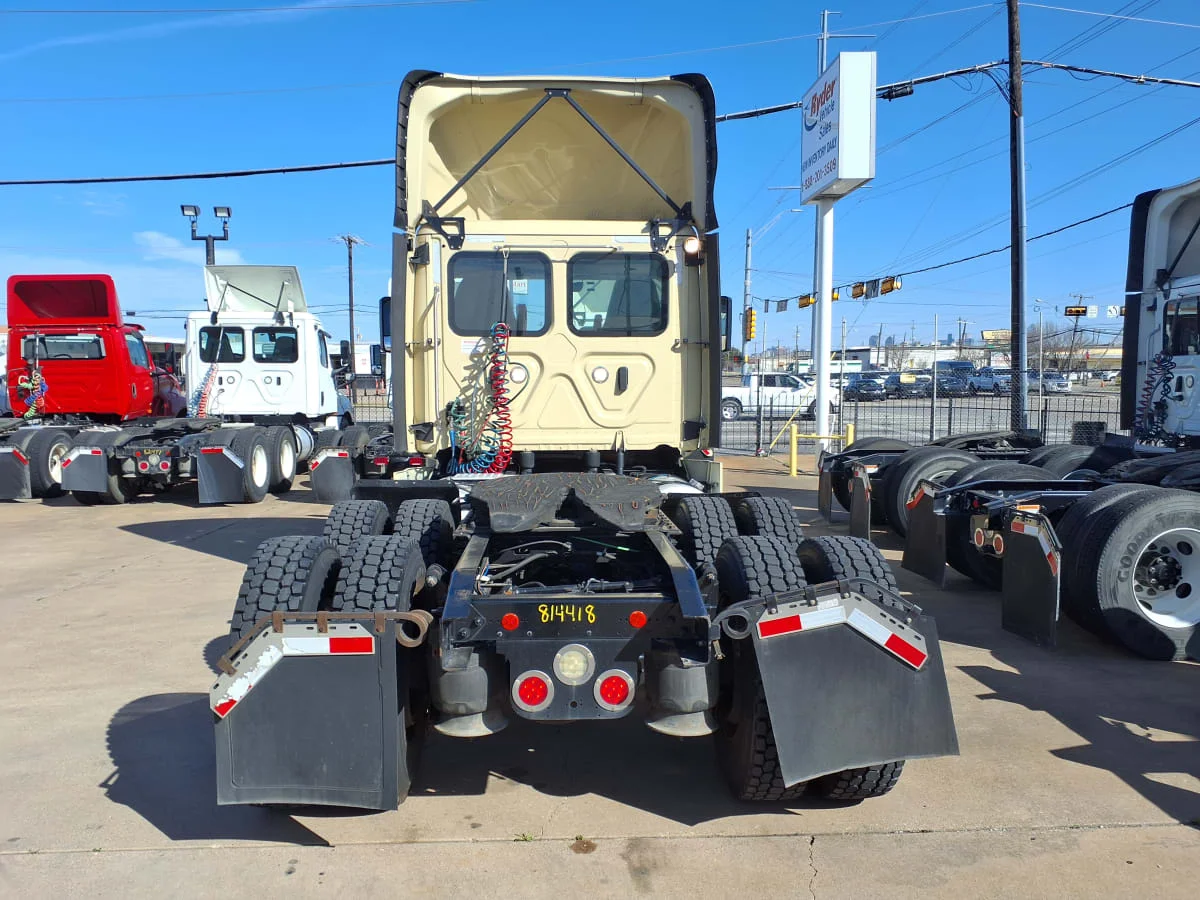 2019 Freightliner Cascadia in Dallas, TX — photo 5