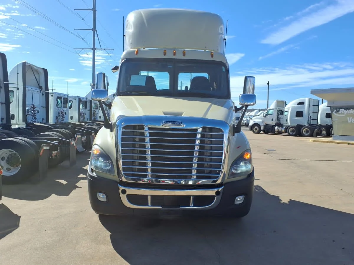 2019 Freightliner Cascadia in Dallas, TX — photo 2