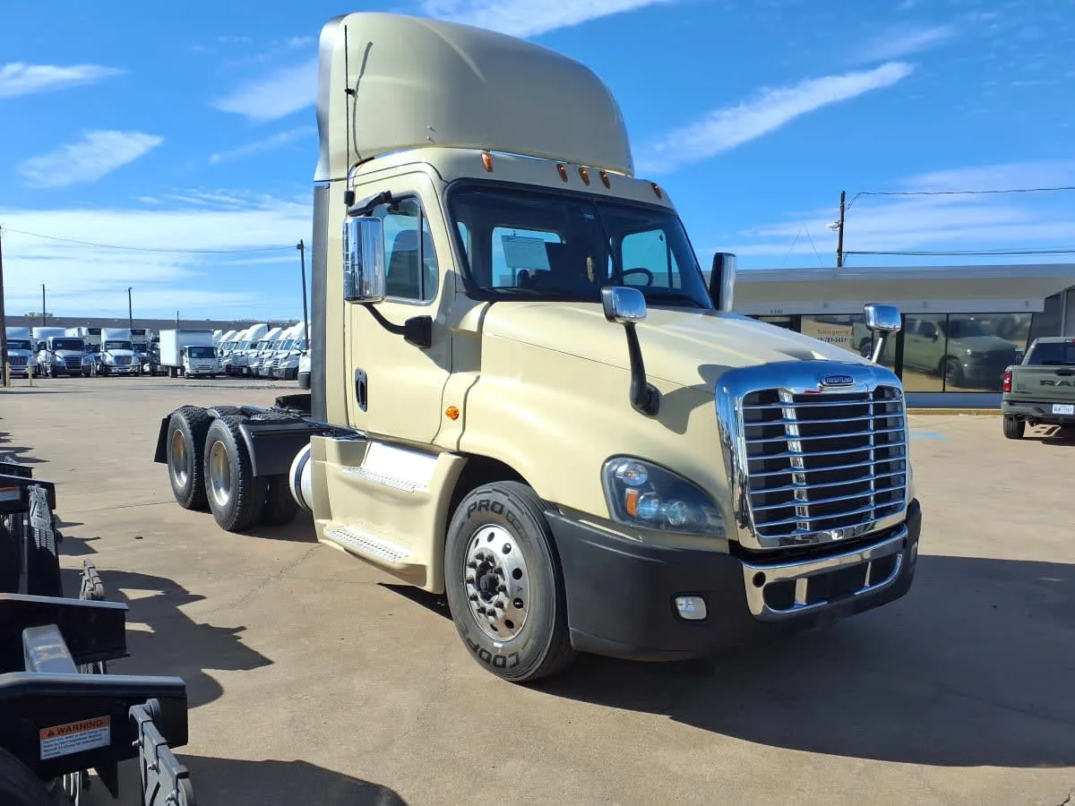 2019 Freightliner Cascadia in Dallas, TX — photo 3