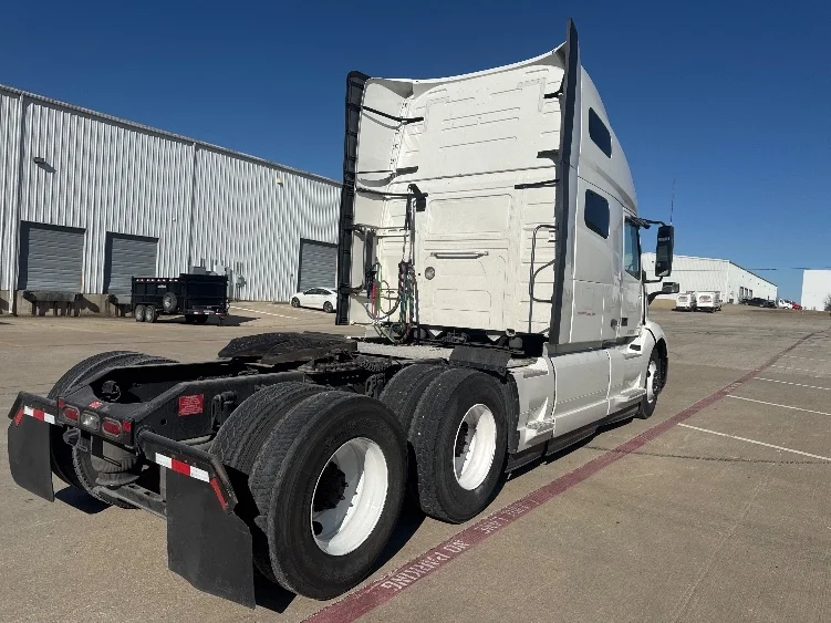 2022 Volvo VNL 760 - image 7