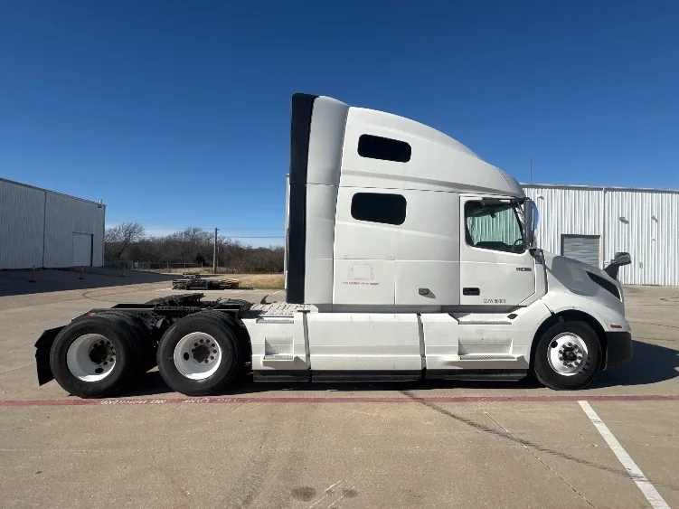 2022 Volvo VNL 760 - image 8