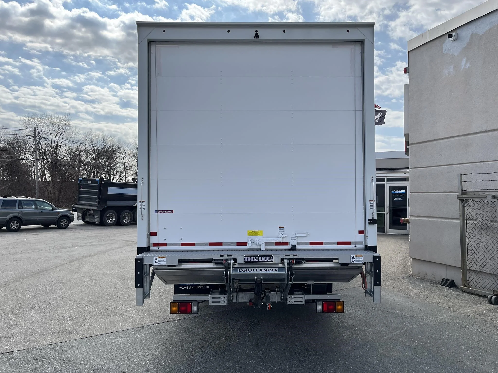 2025 Isuzu NRR in Worcester, MA — photo 4