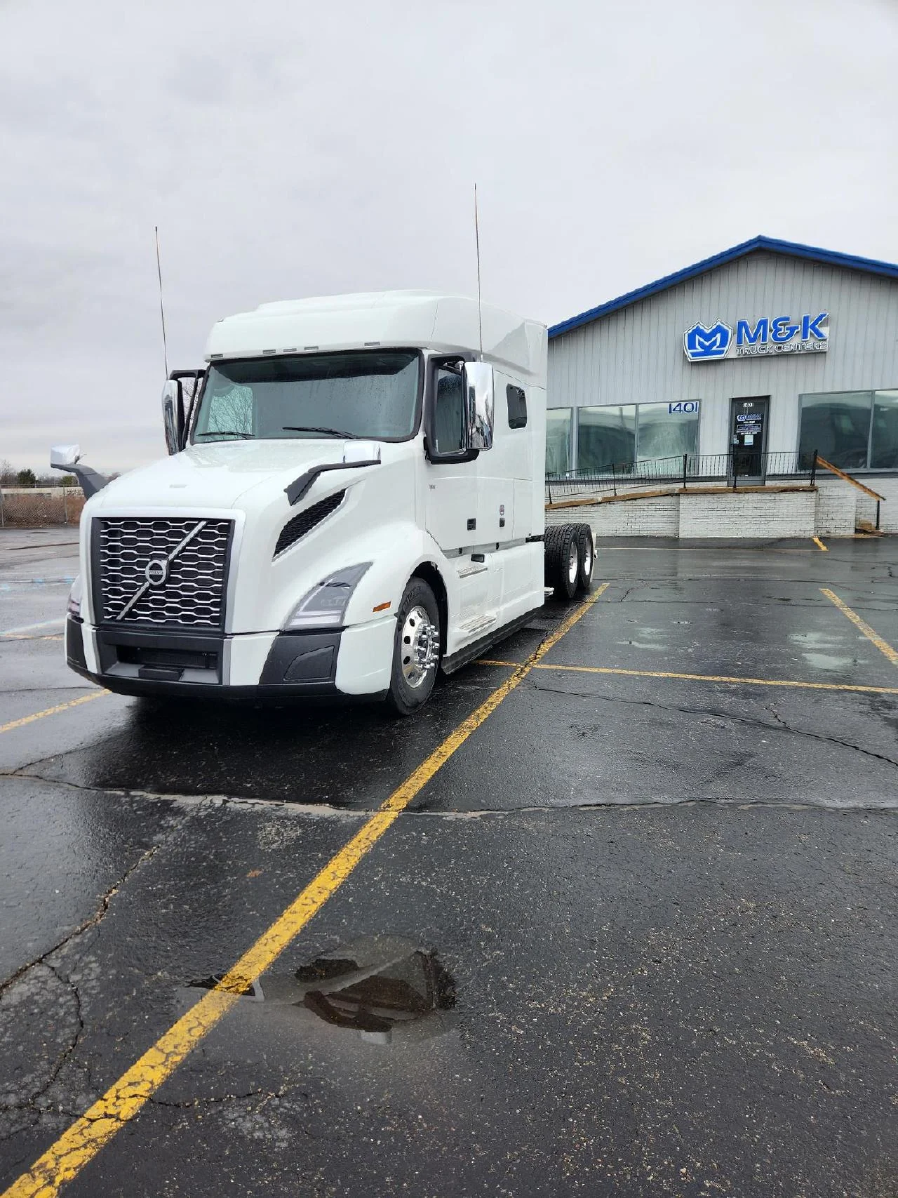 2025 Volvo in Romulus, MI — photo 2
