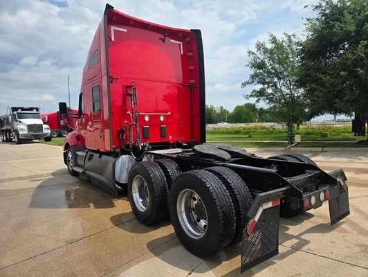 2022 Kenworth T680 in Cedar Rapids, IA — photo 10