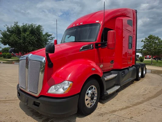 2022 Kenworth T680 in Cedar Rapids, IA — photo 2