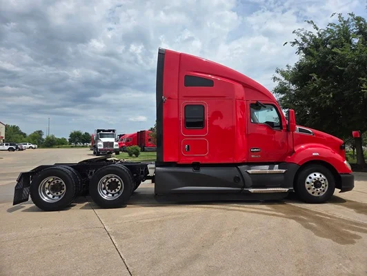2022 Kenworth T680 in Cedar Rapids, IA — photo 9
