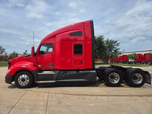 2022 Kenworth T680 in Cedar Rapids, IA — photo 8