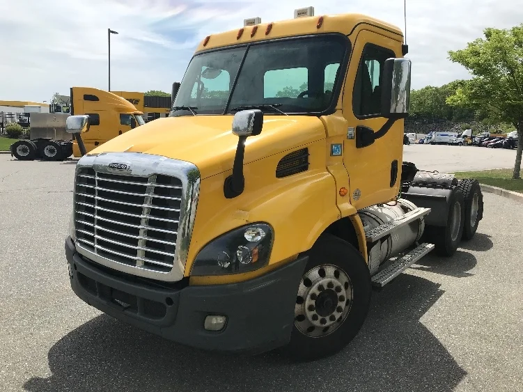2019 Freightliner Cascadia - image 3