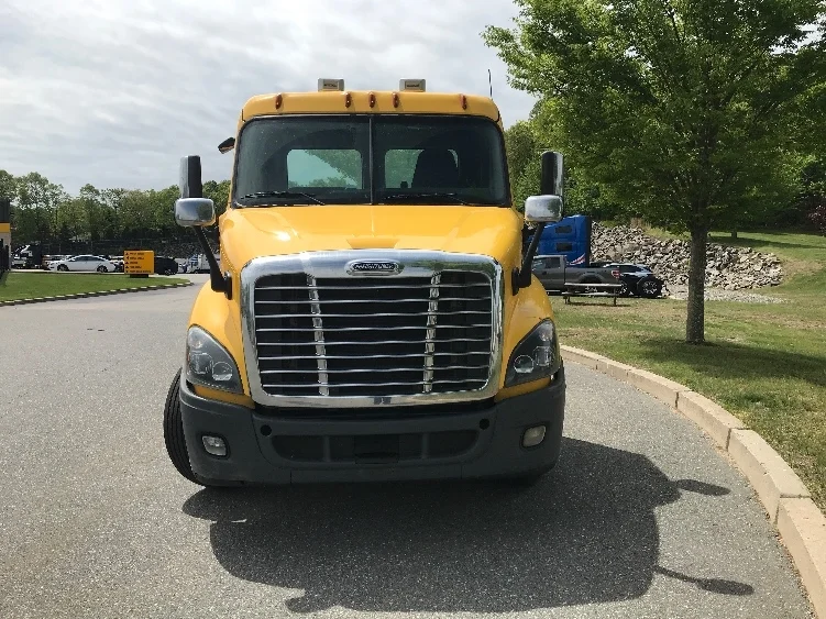 2019 Freightliner Cascadia - image 2