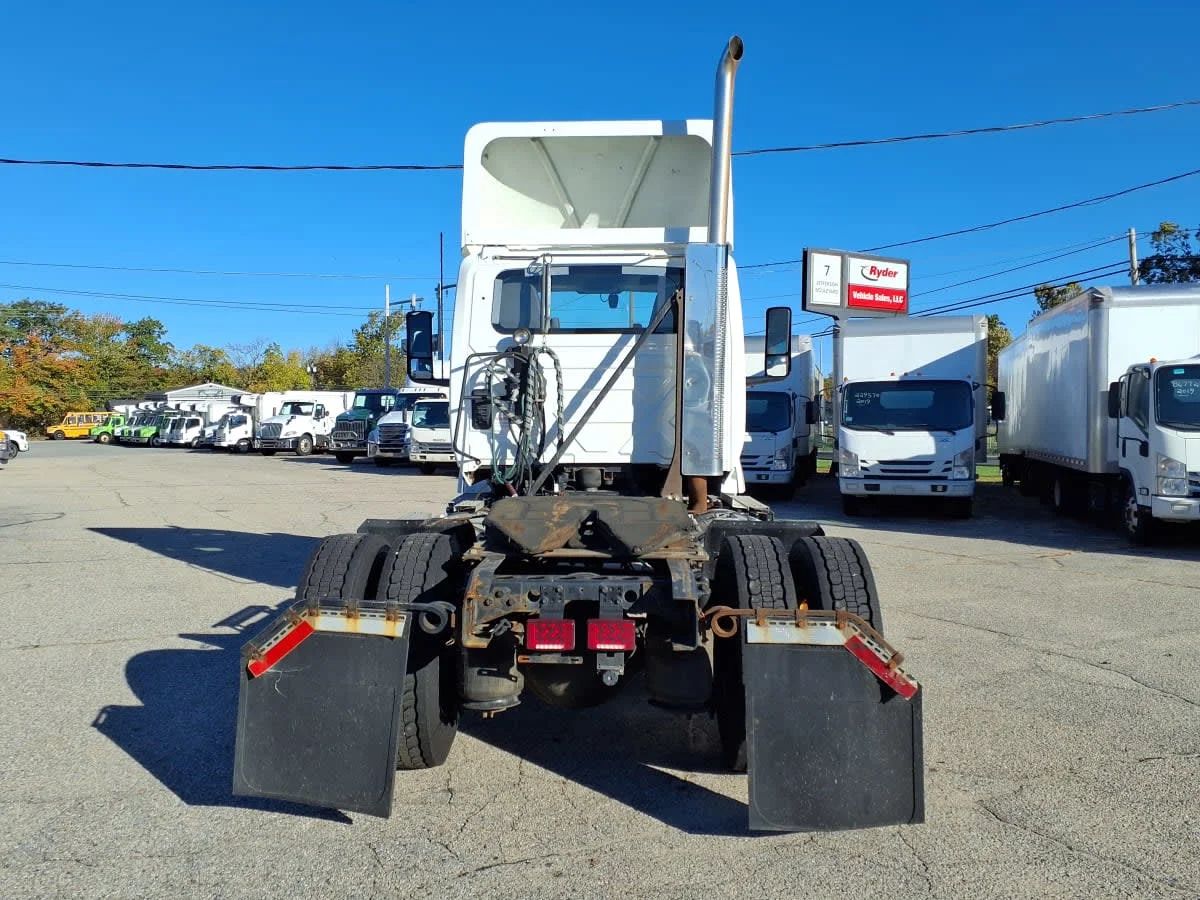 2021 International LT - image 5