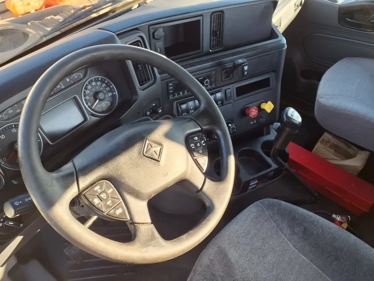 2021 International LT - image 7