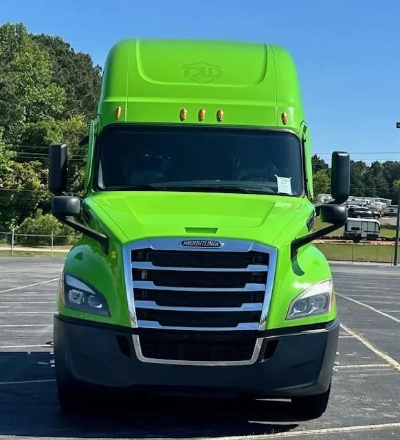 2022 FREIGHTLINER Cascadia 126 - image 2