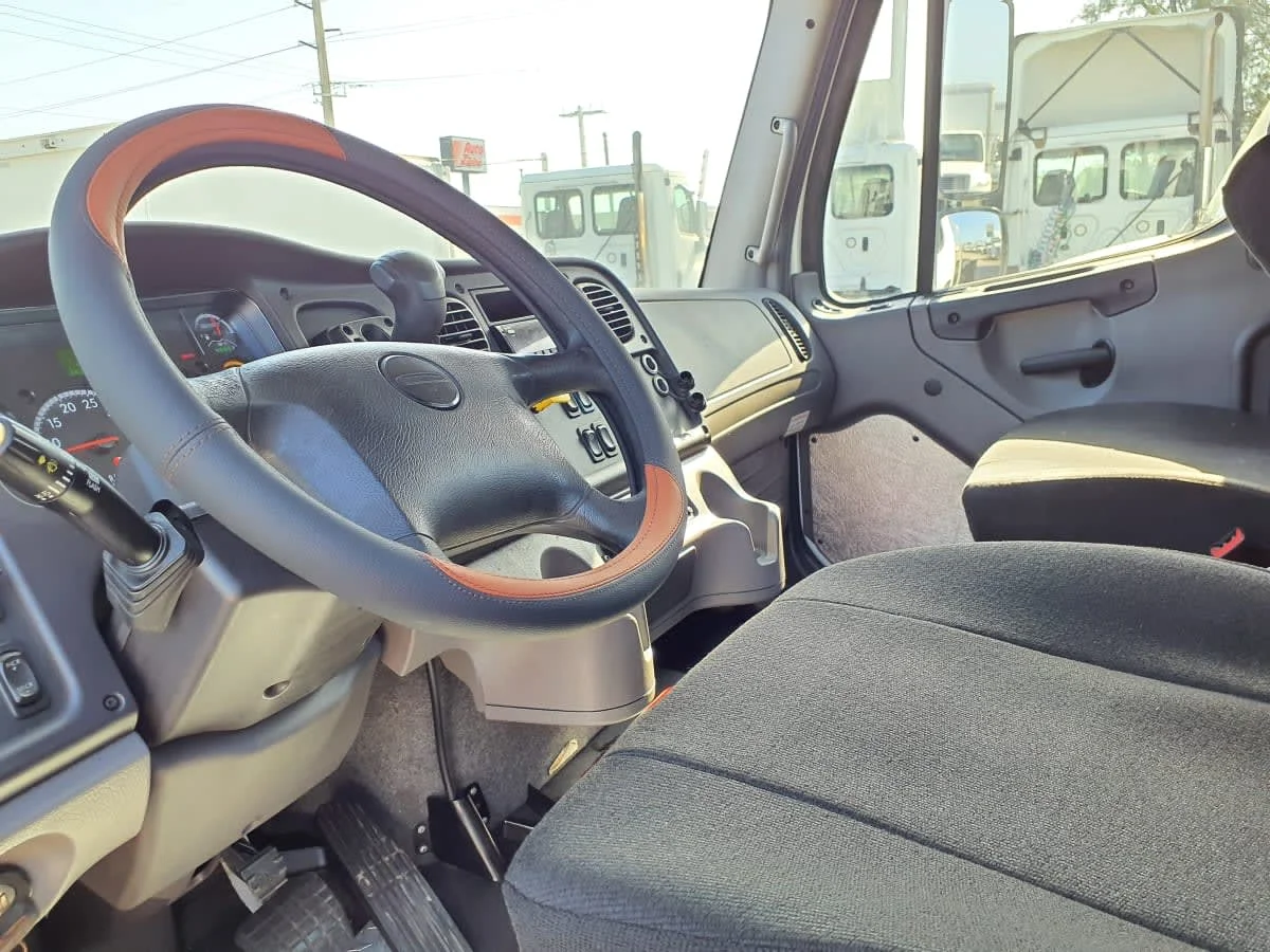 2019 Freightliner M2 106 in Miami, FL — photo 7