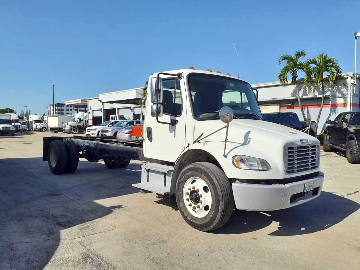 2019 Freightliner M2 106 in Miami, FL — photo 3