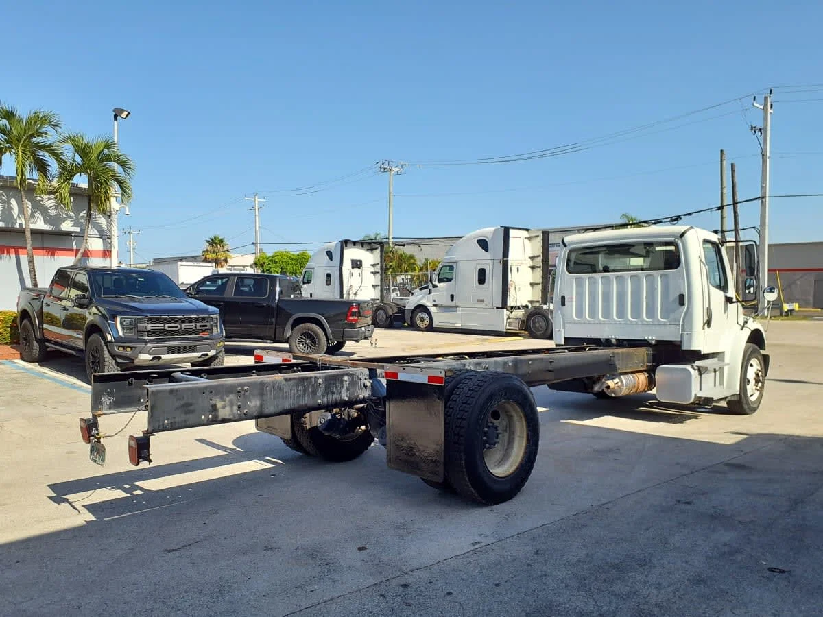 2019 Freightliner M2 106 in Miami, FL — photo 4