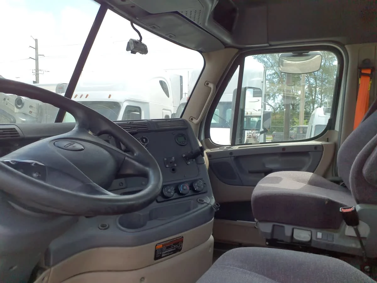 2018 Freightliner Cascadia - image 7