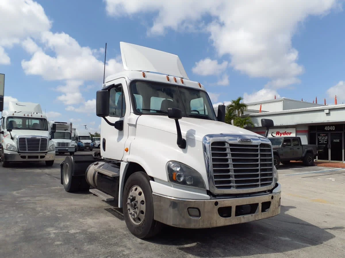 2018 Freightliner Cascadia - image 3