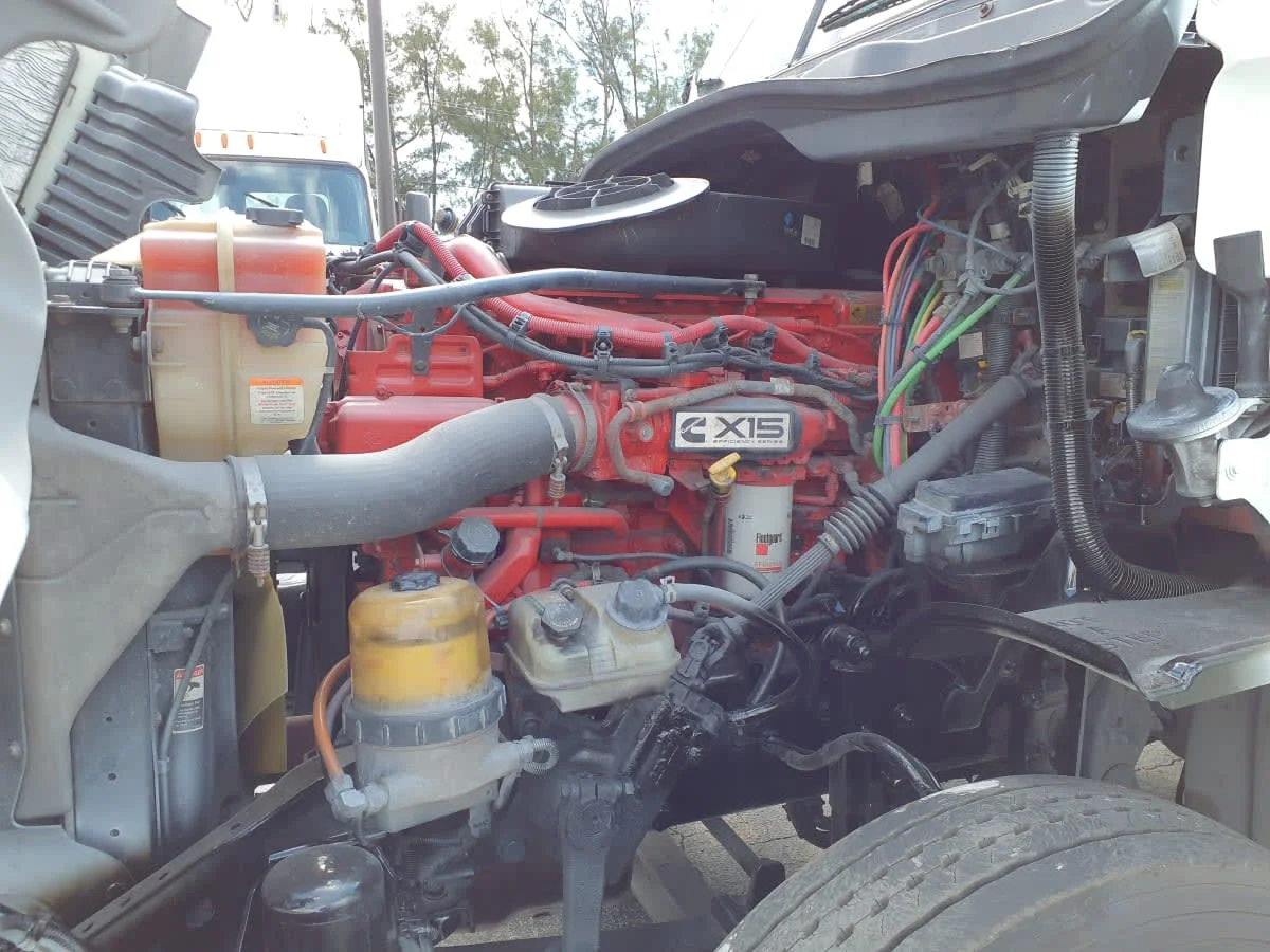 2018 Freightliner Cascadia - image 8