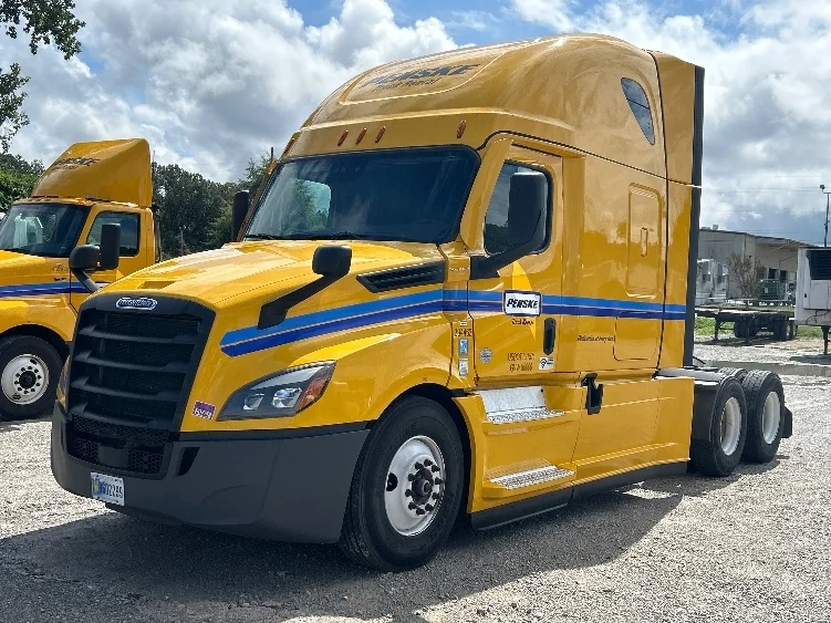 2022 Freightliner Cascadia - image 3