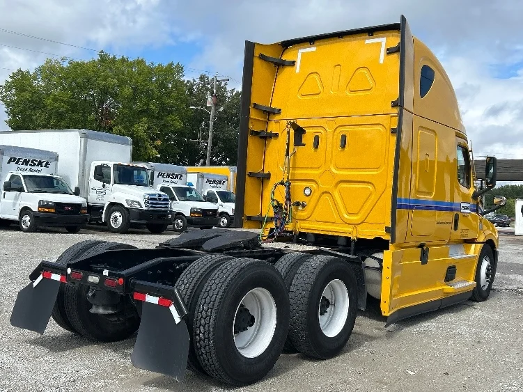2022 Freightliner Cascadia - image 7