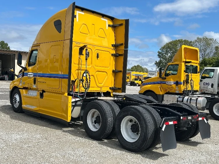 2022 Freightliner Cascadia - image 5