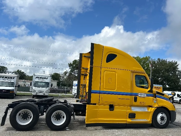 2022 Freightliner Cascadia - image 8
