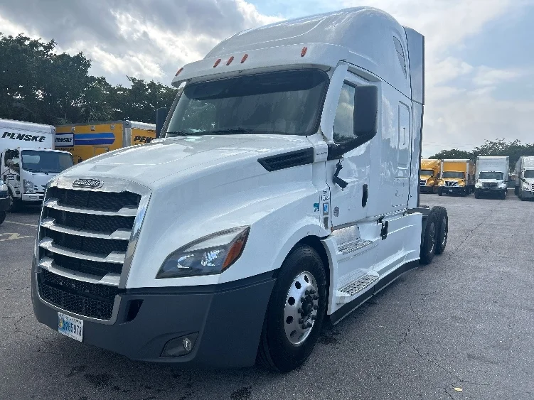 2023 Freightliner Cascadia in Riviera Beach, FL — photo 3