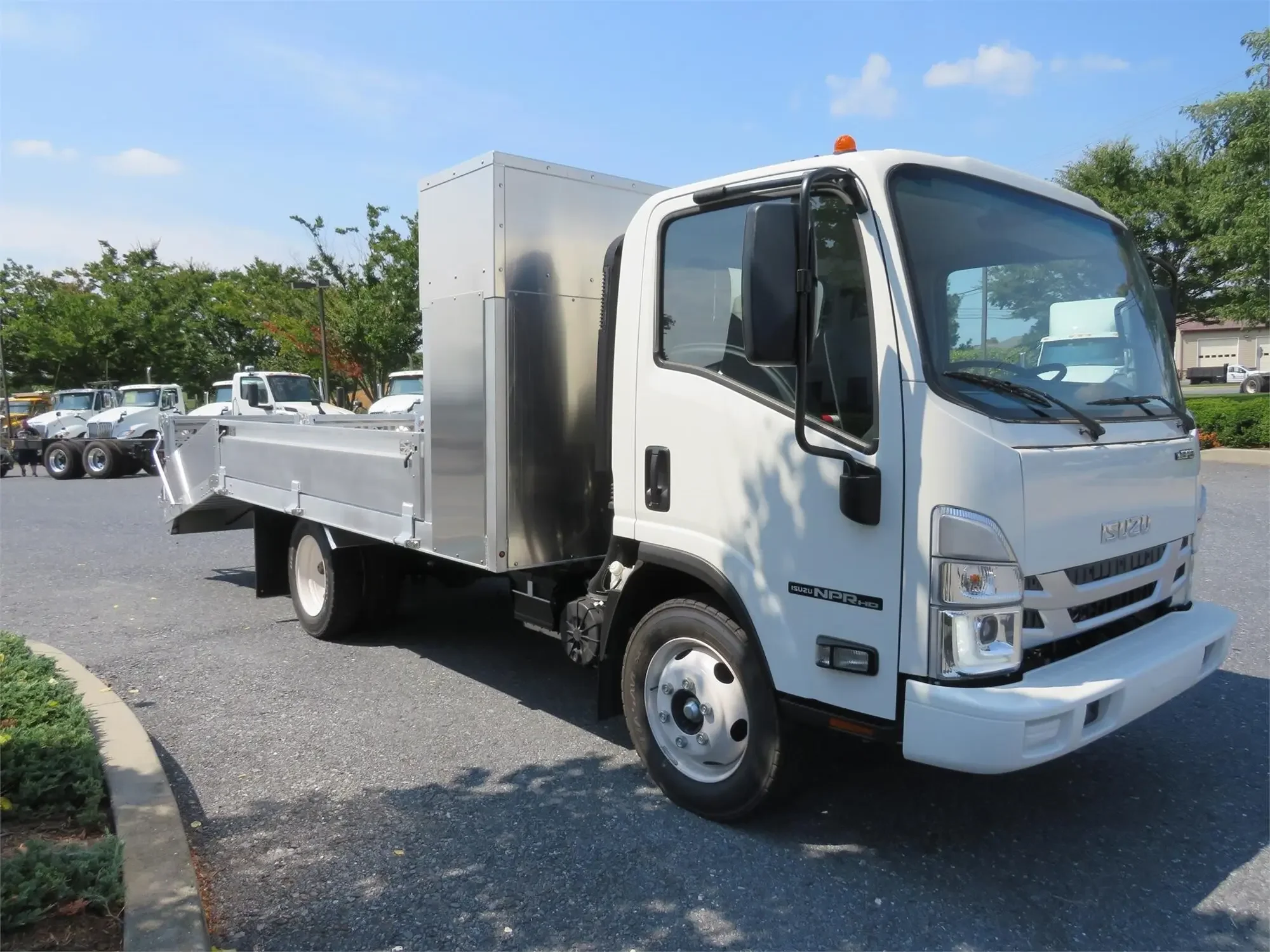 2024 Isuzu NPR - image 3