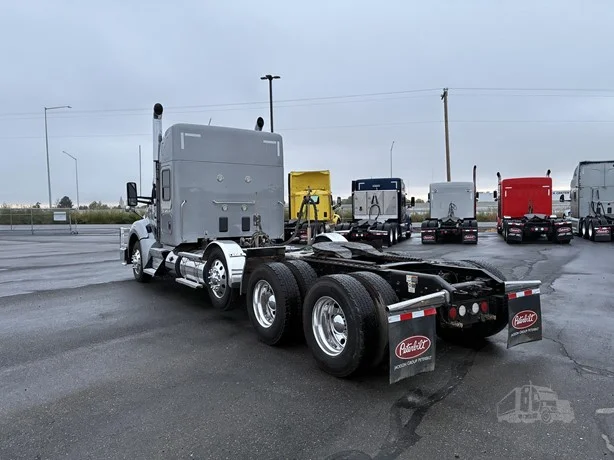 2022 Kenworth T880 - image 2
