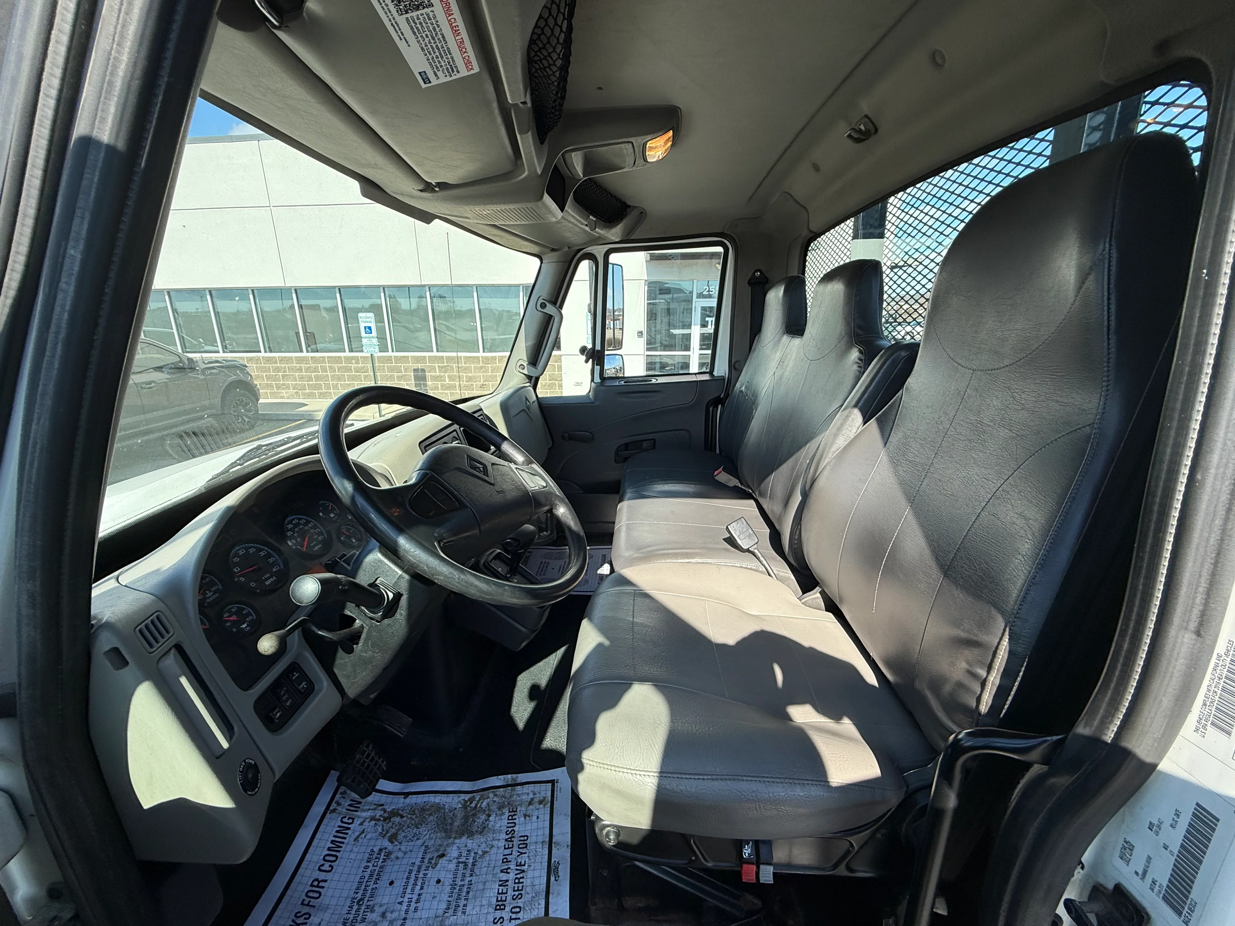 2016 International 4300 - image 16