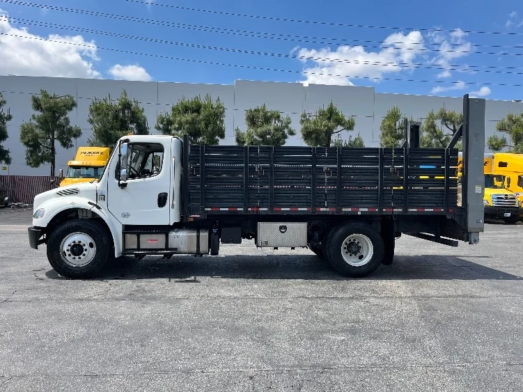 2019 Freightliner M2 106 - image 4