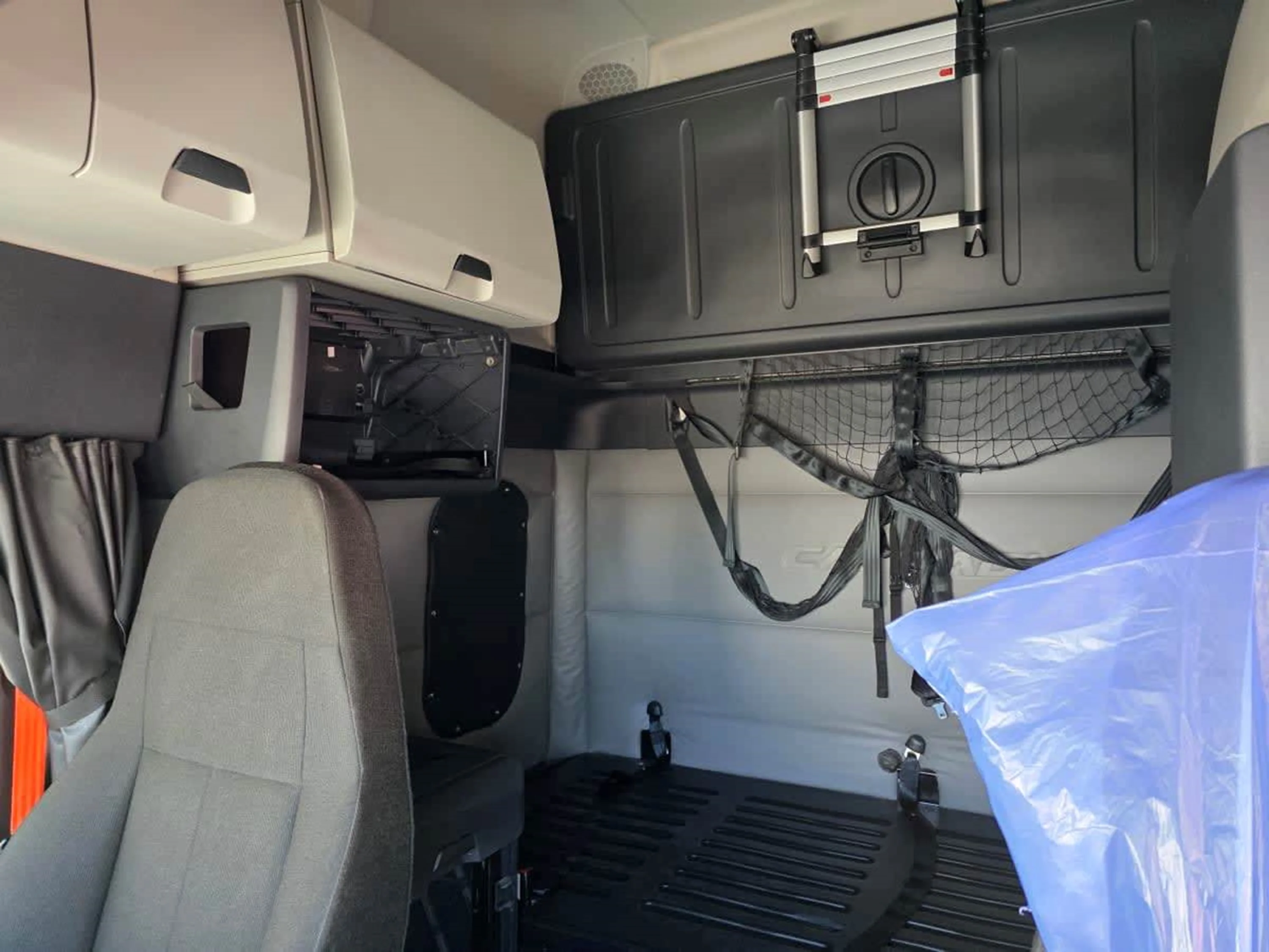 2020 Freightliner Cascadia - image 6