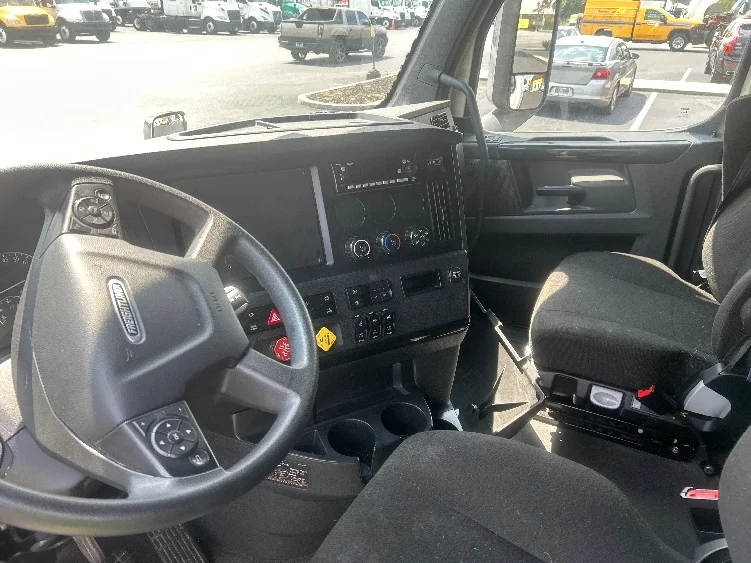 2024 Freightliner Cascadia in Forest Park, GA — photo 10
